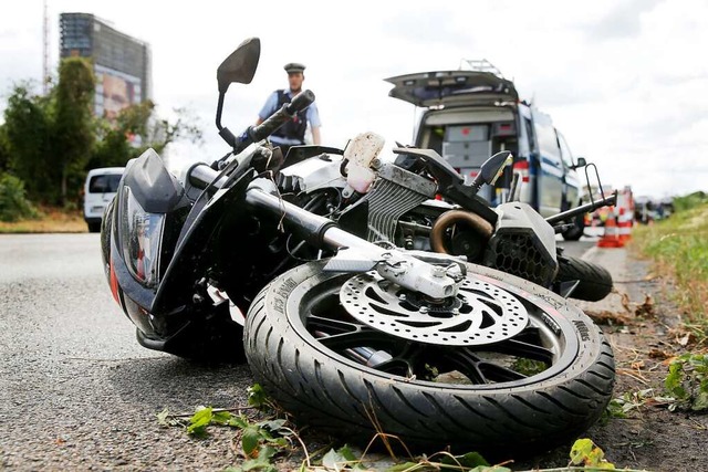 Ein Motorradfahrer hat sich bei einem ...ebensgefhrlich verletzt (Symbolbild).  | Foto: David Young (dpa)