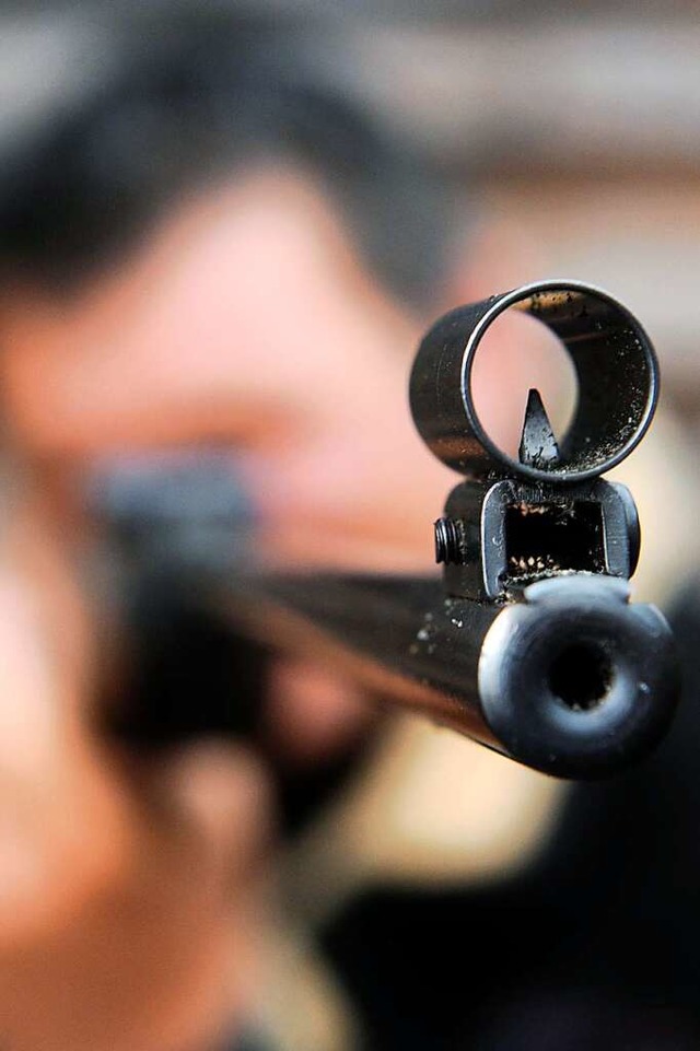 Mit einem Luftgewehr hat jemand auf ei...ter in Karsau geschossen (Symbolbild).  | Foto: Ingo Wagner