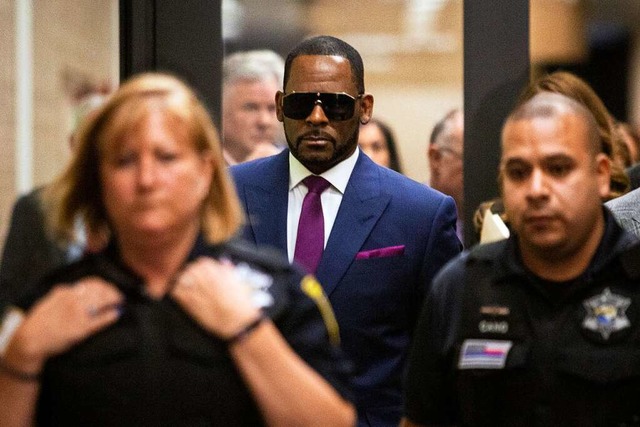 R. Kelly (M), Musiker aus den USA, ver...gen fr seine Kinder das Daley Center.  | Foto: Ashlee Rezin (dpa)