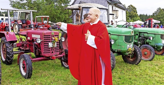 Domdekan Andreas Mhrle segnete die  Fahrzeuge auf dem Drrenbhl.  | Foto: Chris Seifried