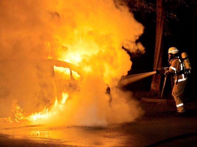 Die Feuerwehr hat ein brennendes Auto ...Lrracher Strae gelscht. Symbolbild.  | Foto: Steffen Tzscheuschner