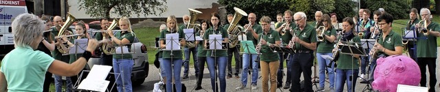 Bei schnem Wetter spielte der Musikve...trophe, die ber 1000 Euro einbrachte.  | Foto: Reinhard Herbrig