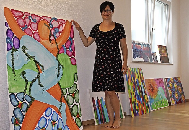 Tamara Sutter prsentiert ihre Kunst erstmals in einer Ausstellung.  | Foto: Ralph Lacher