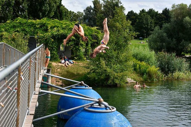 Marwin Weber  und Jan Heinzel zeigen i...anderen Badegste schauen staunend zu.  | Foto: Thomas Kunz