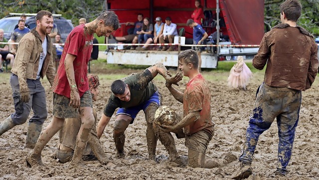 Bei einer Mischung zwischen Rugby und ...rigsten Platzverhltnissen viel Spa.   | Foto: Monika Weber