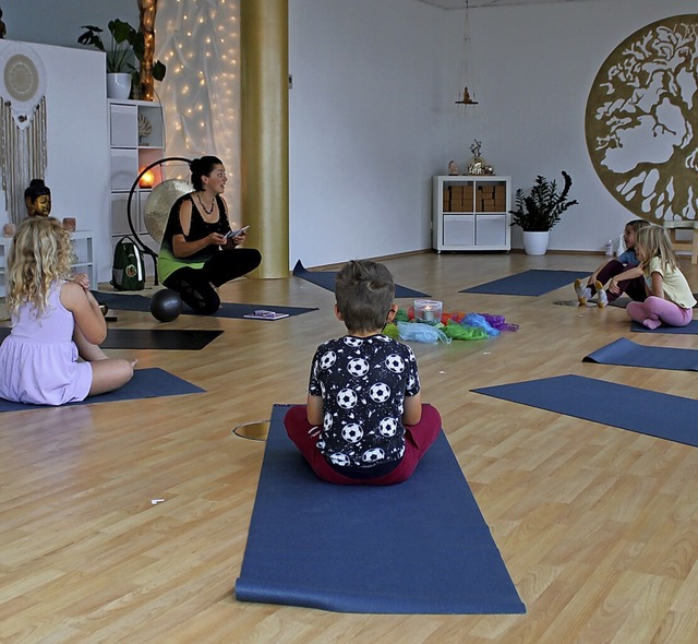 Mit &#8222;Namaste&#8220; begrt Yoga...eschenko die Kinder in Bad Sckingen.   | Foto: Harald Schwarz