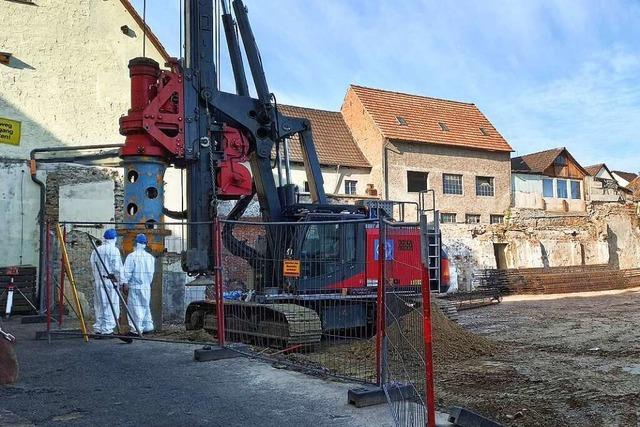 97 Pfhle aus Stahlbeton sichern die Baugrube auf dem Lederfabrik-Areal