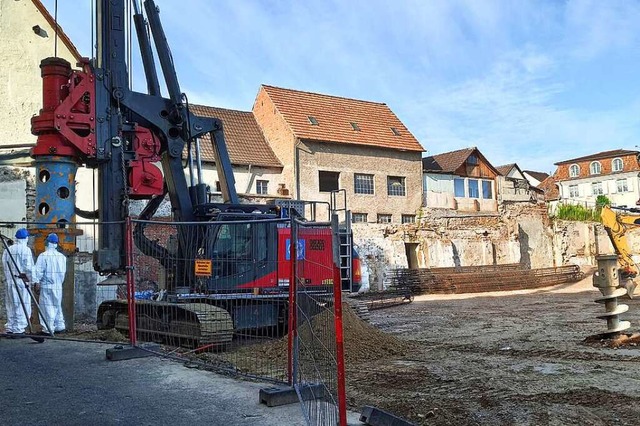 Die Verbauarbeiten im Vorfeld des Aush...tonierung der Bohrpfhle in die Tiefe.  | Foto: Martin Wendel