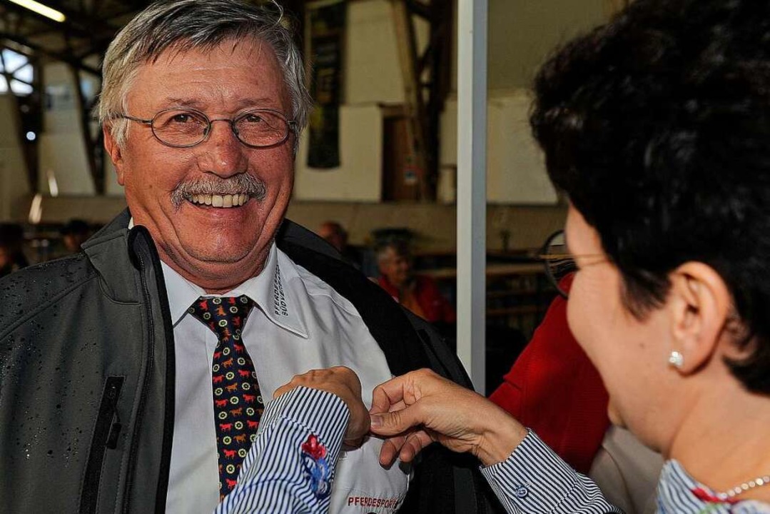 Justizministerin Marion Gentges steckt Martin Frenk die Landesehrennadel an.  | Foto: Bettina Schaller