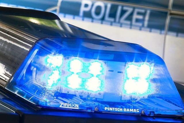 Radler bei Teningen-Nimburg mit tuschend echter Polizeipistole