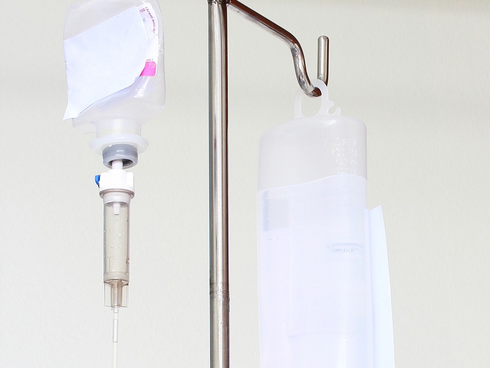 Infusion im Krankenhaus: Wie gefährlich sind Luftbläschen im Infusionsschlauch?  | Foto: Colourbox.de