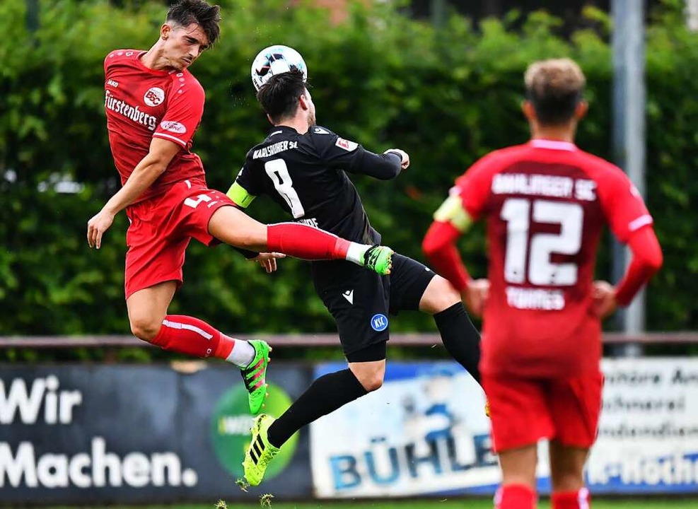 Ylber Lokaj (links) fällt mit einer Bä...eim Freiburger FC voraussichtlich aus.  | Foto: Achim Keller