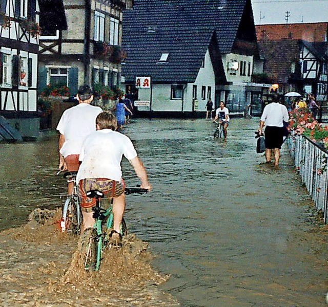 1992 berschwemmte der Dorfbach die Strae.  | Foto: Gemeinde Friesenheim