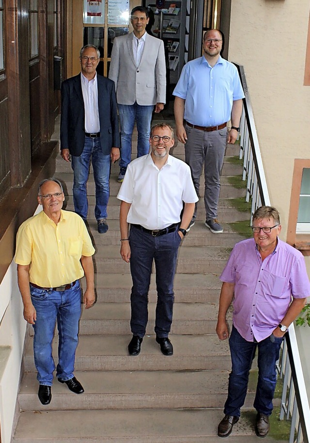 Projekt abgeschlossen: Die Vertreter d...uf der Treppe des Bahlinger Rathauses.  | Foto: Landratsamt Emmendingen  Ulrich Spitzmller