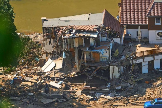 Rheinland-Pfalz, Marienthal: Ein Haus ...dem Hochwasser vollkommen aufgerissen.  | Foto: Thomas Frey (dpa)