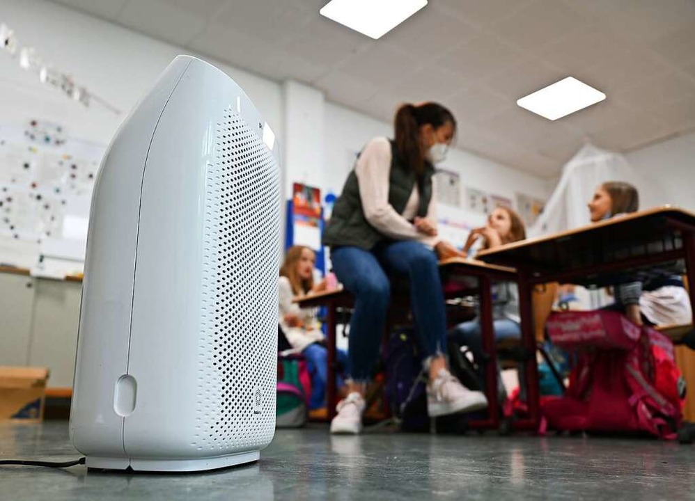 Mobiler Luftfilter in einem Klassenzimmer.    | Foto: Arne Dedert (dpa)