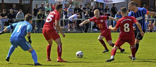 Beim Derby trafen die Spieler vom FC W...Wehr-Brennet in ihren blauen Trikots.   | Foto: Edgar Steinfelder