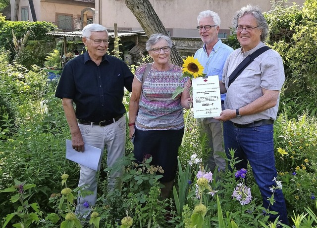 Eine Spende von 5000 Euro bergab der ...Lufer, Elmar Bernauer, Helmut Bhler.  | Foto: Volker Siehr