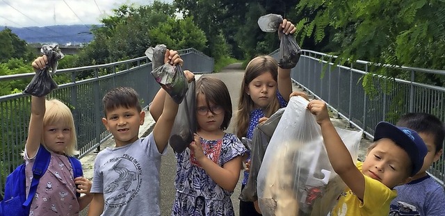 Kindergartenkinder sammelten liegengelassenen Mll ein.  | Foto: Stadtverwaltung