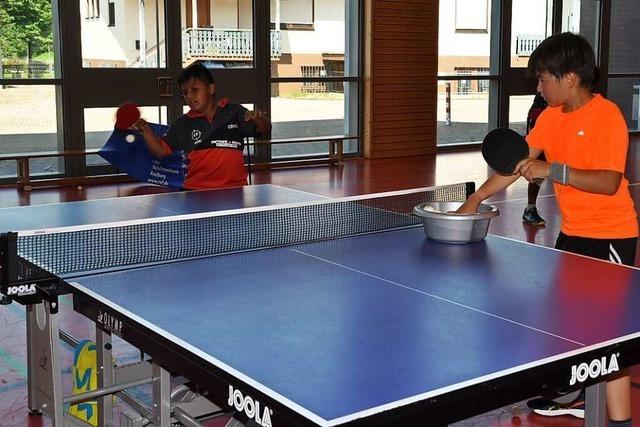Vier junge Tischtennisspieler aus Peru haben beim TTV Auggen trainiert