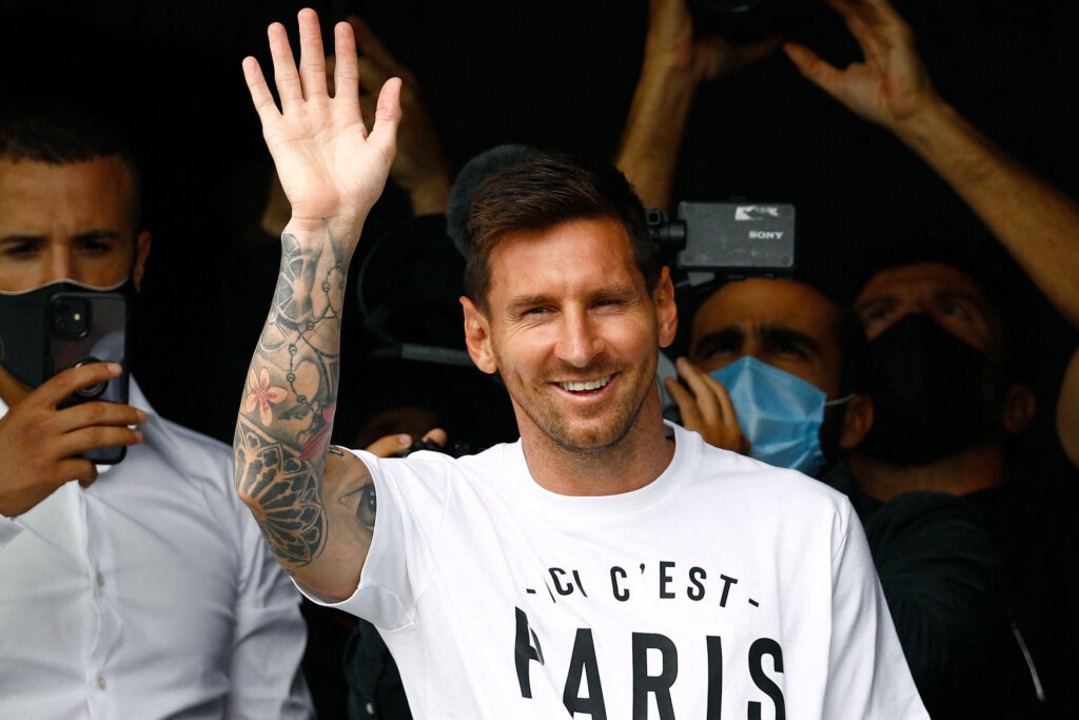 Lionel Messi ist in Paris angekommen.  | Foto: Sameer Al-Doumy (dpa)