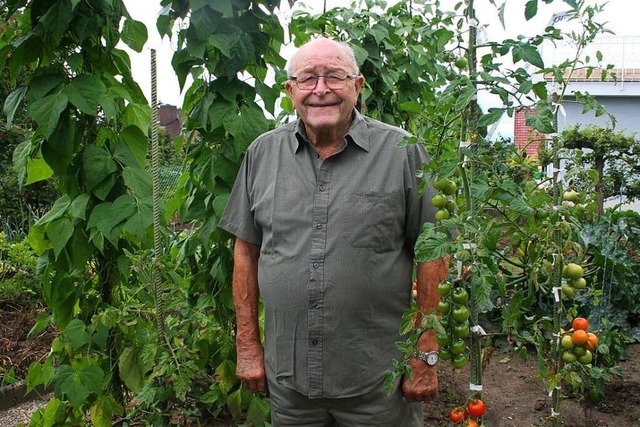 Der Jubilar Bernhard Kopf in seinem Garten  | Foto: Michael Masson