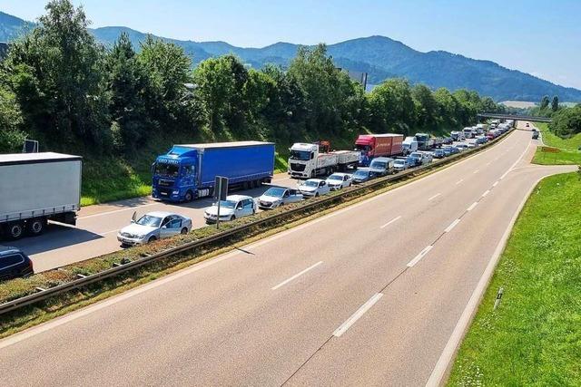 Vier Fahrzeuge in Unfall auf B 31 bei Kirchzarten verwickelt – lange Staus in beiden Richtungen