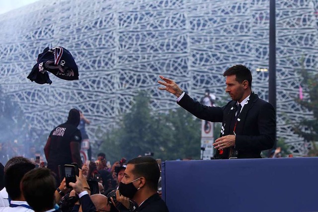 Lionel Messi wirft den Fans des Fubal...ris Saint-Germain (PSG) ein Trikot zu.  | Foto: Rafael Yaghobzadeh (dpa)