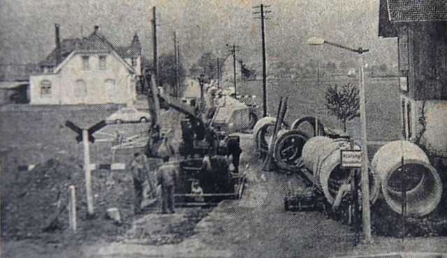 Das Foto aus dem Zeitungsartikel von 1...ten an der Ortskanalisation in Herten.  | Foto: Heinz und Monika Vollmar