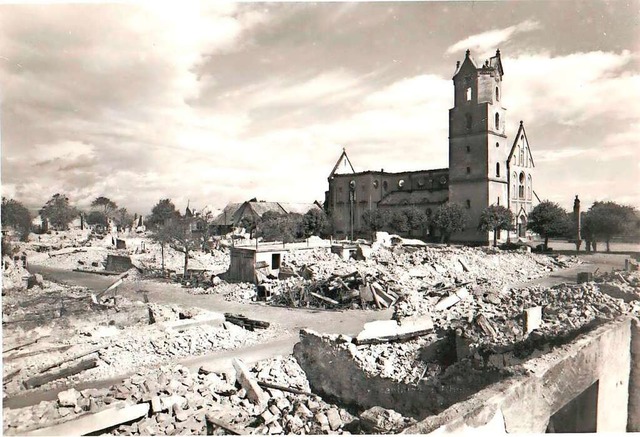 Am 12. Juni 1940 brannte die Neuenburger Stadtkirche komplett aus.   | Foto: Stadtarchiv