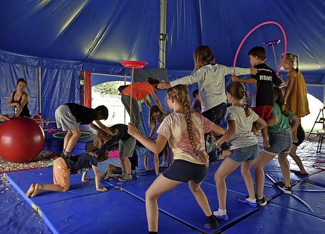 Die Kinder des Ferienprogramm-Zirkus &#8222;Kaltebastra&#8220; beim Proben  | Foto: Maja Tolsdorf
