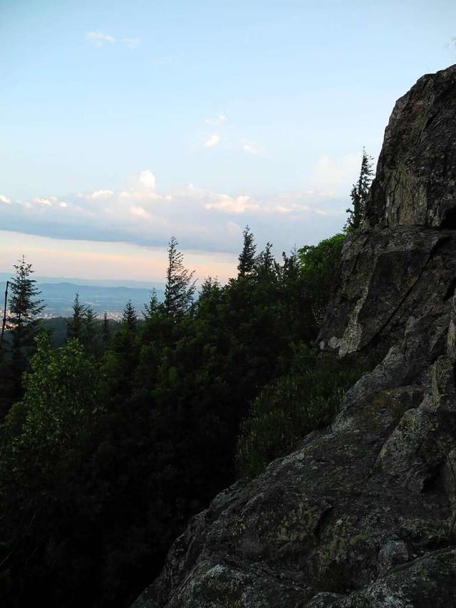 Fr eine Auszeit mit Panoramablick lohnt sich der Aufstieg zum Kybfelsen.   | Foto: Sophia Hesser