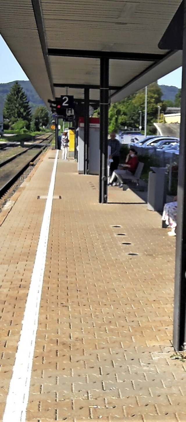 In den Bahnhfen von Bad Sckingen (li... Zge aufgrund des Streiks ausgednnt.  | Foto:  Reinhard Herbrig