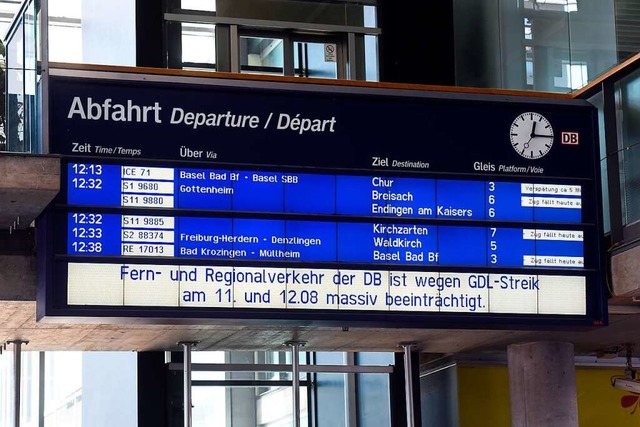 &#8222;Zug fllt heute aus&#8220; laut... auf der Anzeigetafel im Hauptbahnhof.  | Foto: Thomas Kunz