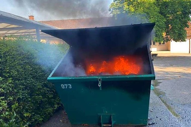 Ein Container brannte auf dem Schulhof in Luttingen. Die Ursache ist unbekannt.  | Foto: Feuerwehr Laufenburg