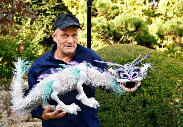 Puppenspieler Gregor Schwank mit seinem asiatischen Drachen  | Foto: Thomas Kunz