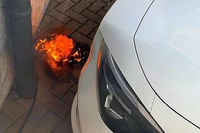 Kabel eines E-Autos gert beim Laden in Brand
