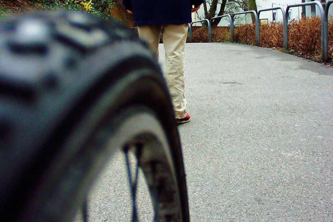 Radfahrer auf dem Gehweg (Symbolbild)  | Foto: Ingo Schneider