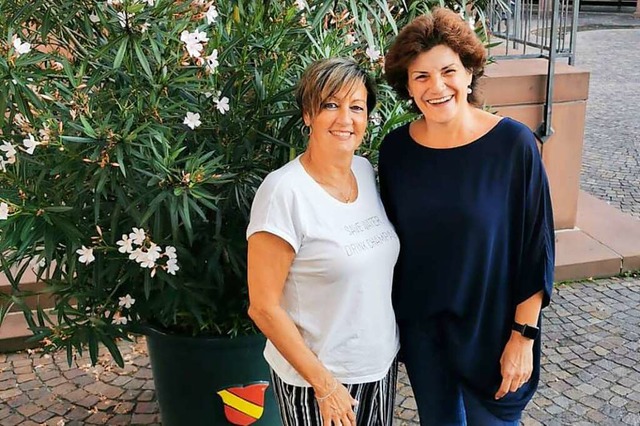 Rita Rother und Angelika Schchtele ha...und Kunden 2500 Euro zusammenbekommen.  | Foto: Privat