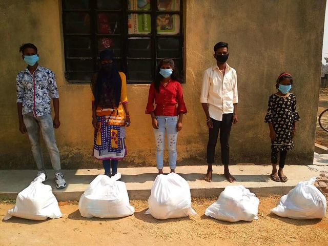 Diesen Menschen in Indien konnte das L...mit einer Nahrungsmittelspende helfen.  | Foto: Vertreter des LUCY Hilfswerk in Indien