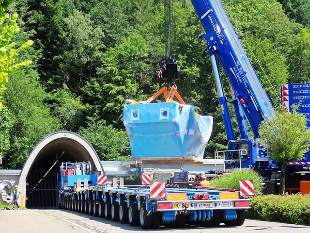 Die erste Statorenhlfte wird  vom Sch...Wehrer Kaverne fahren kann, abgeladen.  | Foto: Gerd Leutenecker