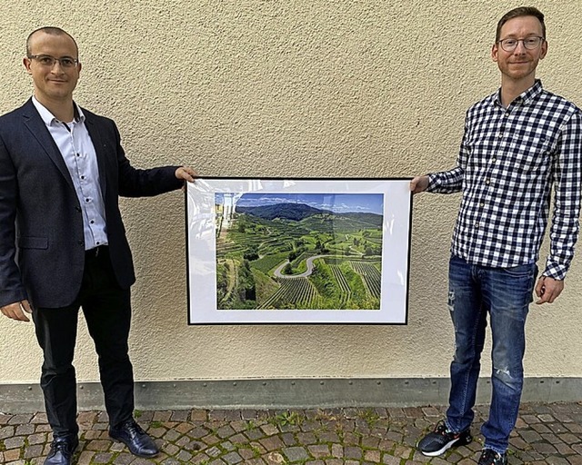 Johannes Tarricone (links) und  Sebast...berger mit einem Foto vom Kaiserstuhl.  | Foto: Sparkasse