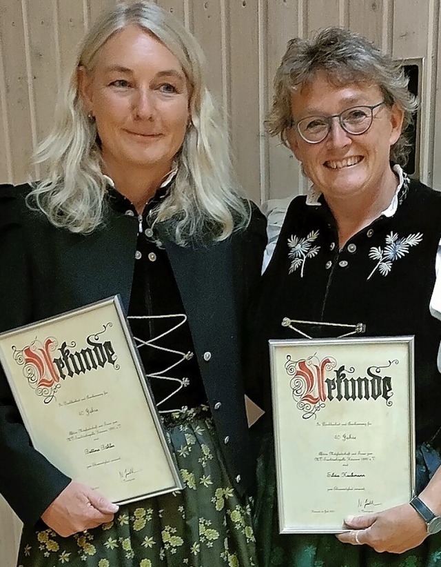 Bettina Bhler und Silvia Hackmann erh...einsnadel fr 40 Jahre Mitgliedschaft.  | Foto: Trachtenkapelle Hiusern