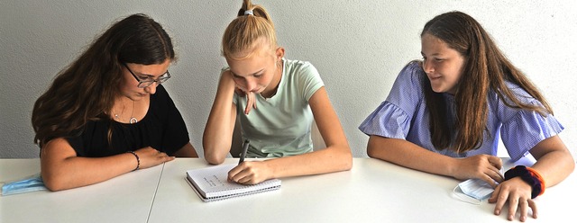 Alina (Mitte) und Lisa-Marie (rechts) ...das Blatt beim Schreiben immer schrg.  | Foto: Christiane Sahli