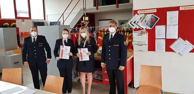 Oliver Fuchs (erster stellvertretender...i (von rechts) zu Oberfeuerwehrfrauen.  | Foto: Stefan Maier