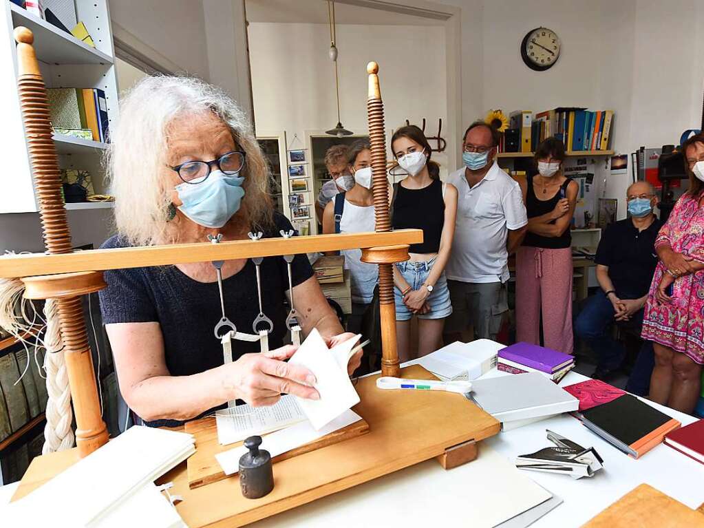 Leser und Leserinnen der Badischen Zeitung bekommen einen Einblick in die Kunst des Bcher bindens.