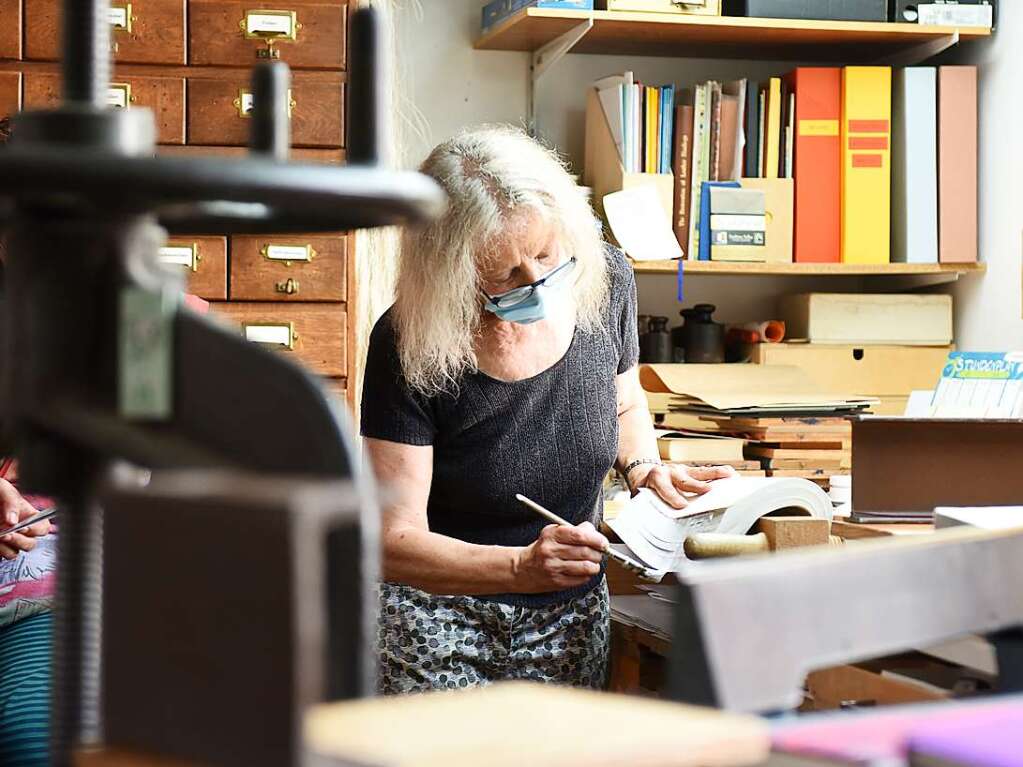 Iris Haischer leimt einen Buchrcken