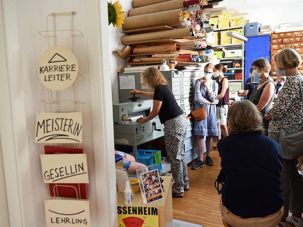 Leser und Leserinnen der Badischen Zeitung bekommen einen Einblick in die Kunst des Bcher bindens.