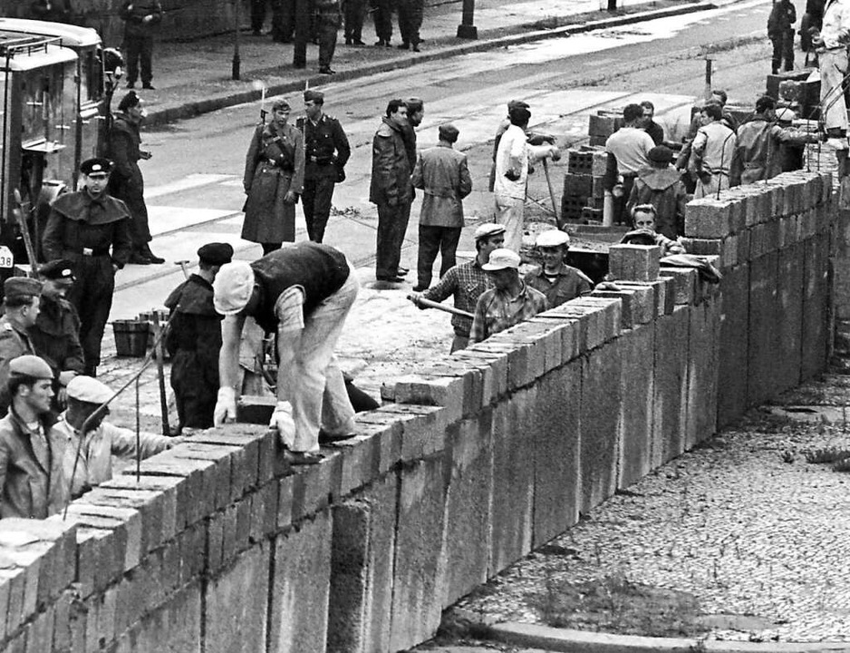 Im August 1961 errichten am Potsdamer Platz in Berlin Arbeiter die Mauer.  | Foto: UPI
