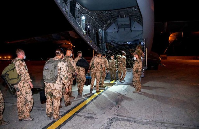 Die Bundeswehr beim Abzug aus Afghanistan  | Foto: Torsten Kraatz (dpa)